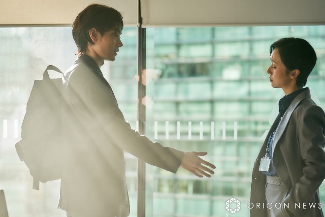 The scene where the "right hand" is extended in the Netflix series "Parasyte - The Grey," exclusively streaming on Netflix from April 5.