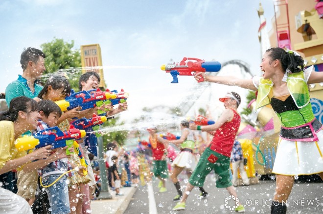 Past Water Parade scenes, provided by Universal Studios Japan.