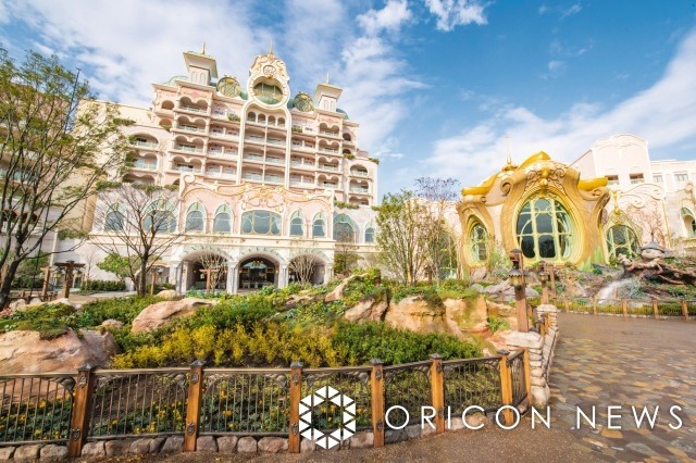 Exterior view of the new "Tokyo DisneySea Fantasy Springs Hotel" from inside the park (Grand Chateau) (C) Disney