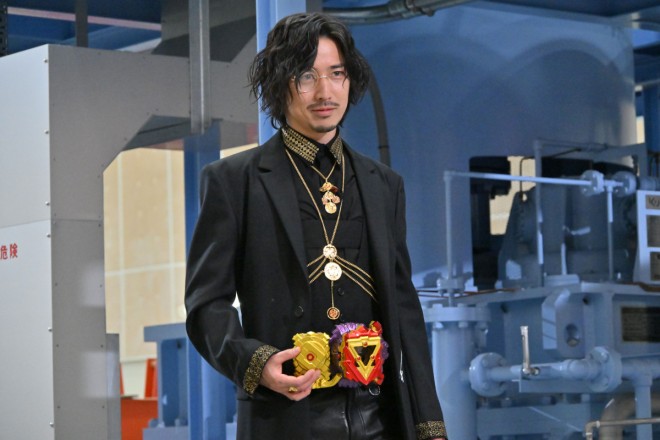 From "Kamen Rider Gotchard: The Future Daybreak," Grion / Kamen Rider Dorado (Ken Kenma)