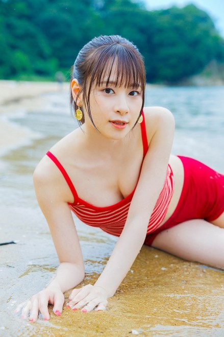 A snapshot from Kaori Maeda's 2nd photo book, "Koi no Kaori".