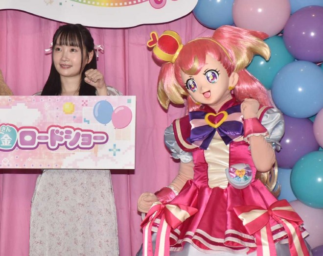 From left: Maria Naganawa and Cure Wonderful at the dance event for the movie Wonderful Precure! The Movie: Thrilling Adventure in the Heart▼Game World!