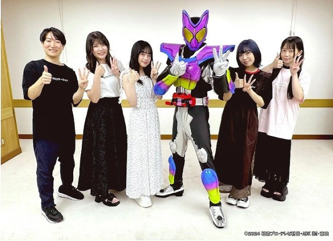 The association members and Kamen Rider Gavv also strike a "Gummy Pose" with a thumbs-up and three-fingered peace signs.