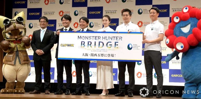 Attendees at Capcom's interactive content press conference (from left): Airou, Kaname Fujioka, Ryozo Tsujimoto, Capcom President Haruhiro Tsujimoto, actress Haru, Osaka Governor Hirofumi Yoshimura, Osaka Mayor Hideyuki Yokoyama, Myakumyaku (C) ORICON NewS inc.