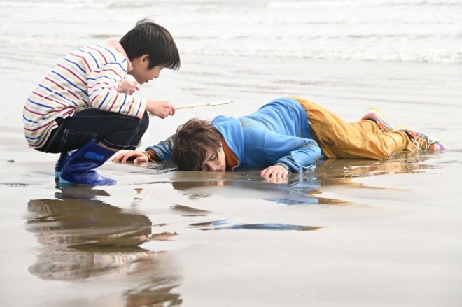 Shoma is rescued by a boy From Episode 1 of Kamen Rider Gavv
