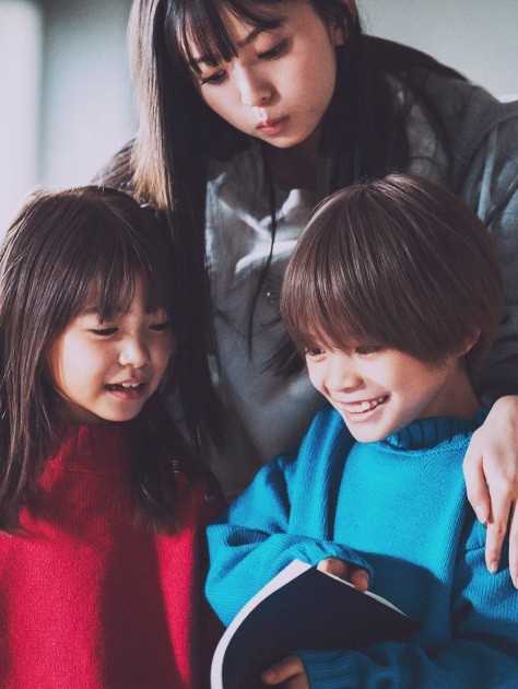 Right: Young Aqua (Haru Iwakawa), Left: Young Ruby (Yuna Saito)