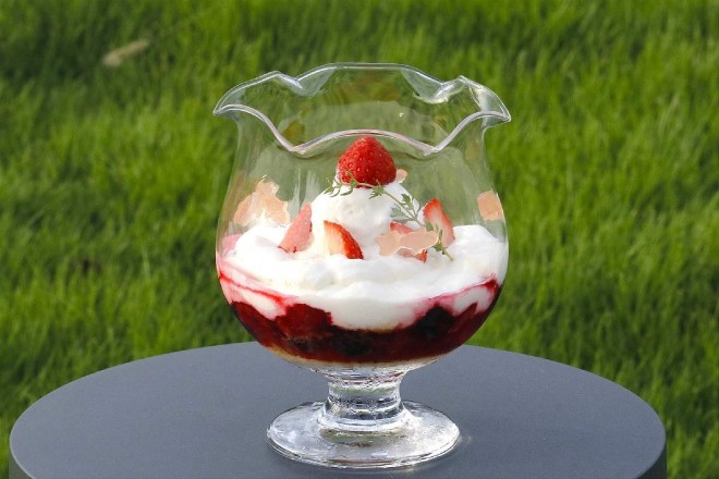 Fishbowl parfait (strawberry) at Rotunda Kazegaoka (C) Studio Ghibli.