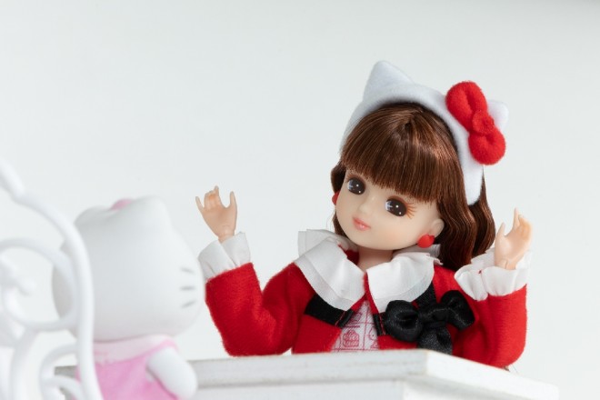 Hello Kitty and Licca-chan during their interview.