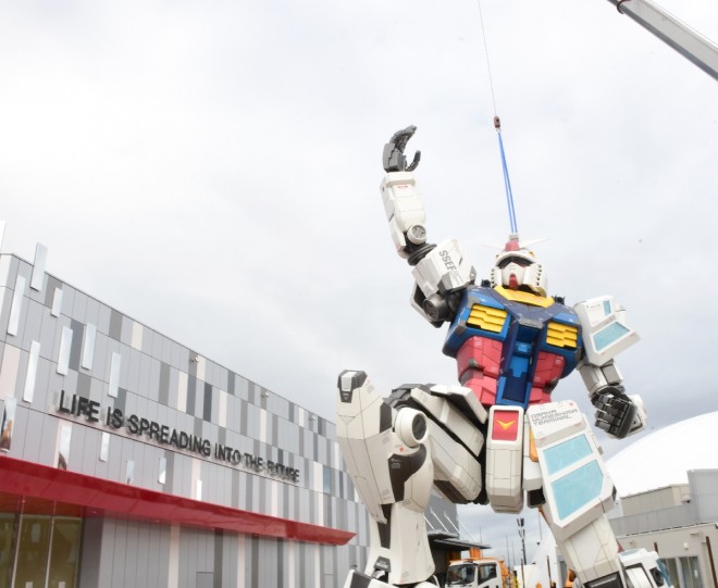 Full-scale Gundam statue: RX-78F00/E Gundam