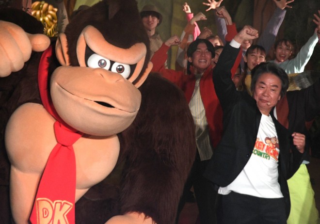 Shigeru Miyamoto and Donkey Kong at the pre-opening event for the Donkey Kong Country expansion of Super Nintendo World.