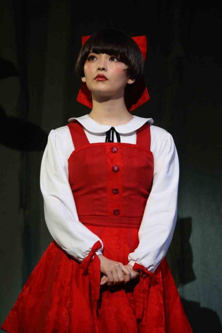Sumire Uesaka as Neko Musume in the 2022 stage play GeGeGe no Kitaro.