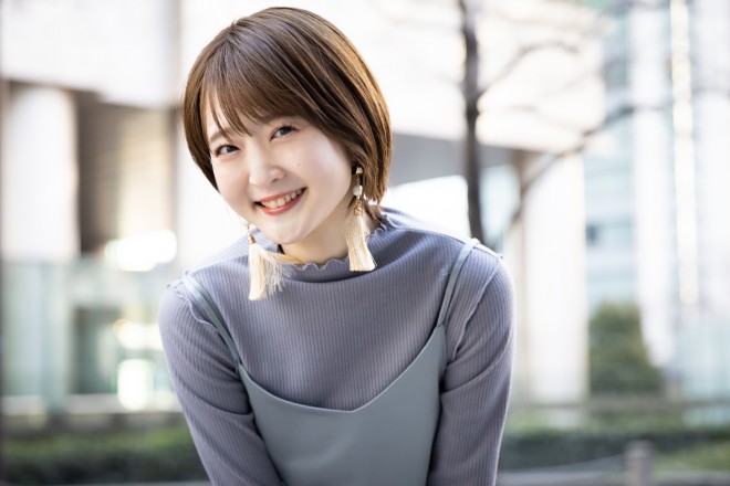 Voice actress Yurika Kubo, known for her role as Hanayo Koizumi in Love Live!, shares a radiant smile in this pre-wedding portrait.
