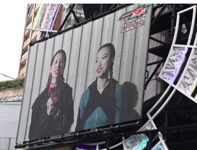 At the production announcement event for Kamen Rider Zeztz, the seventh Reiwa-era Kamen Rider series, members of NAQT VANE—Yunoa (in person) and Harukaze (via video appearance)—took the stage.