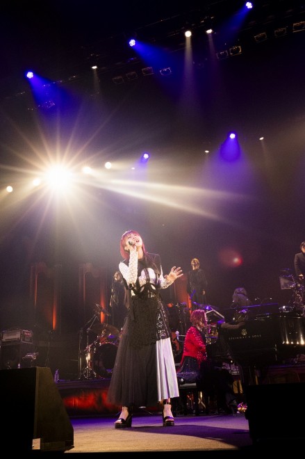LiSA gives a surprise live performance of “Shine in the Cruel Night” from Demon Slayer: Infinity Castle Arc.