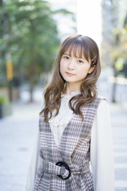 Voice actress Misaki Watada posing with racehorse Meisho Doto during her visit to Northern Lake Farm in Niikappu, Hokkaido.